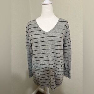 ❄️ ⛄️ J Jill sweater with two front pockets . Gray with stripes size large